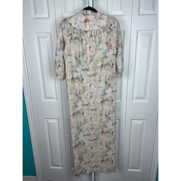Vintage JaneM Honolulu House Dress Muu Muu Cream Floral Modest House Robe Medium - Picture 6 of 7